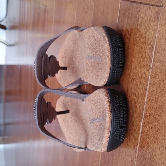 Denver Hayes Leather Bling T Strap Embellished Sandals - Picture 3 of 6